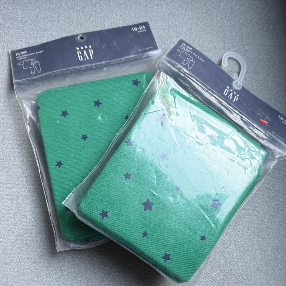 GAP Green long sleeve Pajamas with Star Pattern perfect for the holidays!